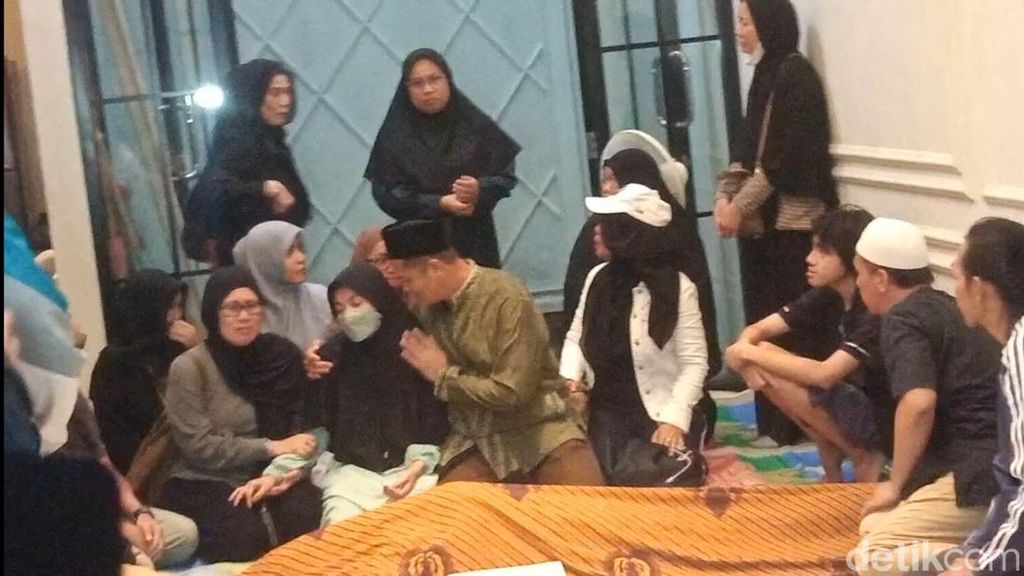Suasana Haru Selimuti Rumah Duka Epy Kusnandar