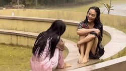 Potret Fuji dan Erika Carlina Mandi Hujan: Bebas, Lepas-Kayak Masa Kecil