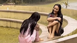 Erika Carlina dan Fuji duduk santai di bawah hujan, ngobrol sambil ketawa. Foto: Instagram Erika Carlina