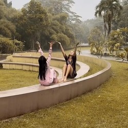 Potret Fuji dan Erika Carlina Mandi Hujan: Bebas, Lepas-Kayak Masa Kecil