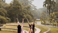 Potret Fuji dan Erika Carlina Mandi Hujan: Bebas, Lepas-Kayak Masa Kecil