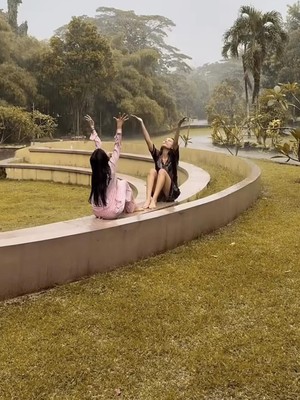 Potret Fuji dan Erika Carlina Mandi Hujan: Bebas, Lepas-Kayak Masa Kecil