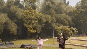 Erika dan Fuji berlari di tengah taman sambil membuka tangan lebar-lebar, semangatnya benar-benar menular. Foto: Instagram Erika Carlina