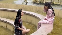 Potret Fuji dan Erika Carlina Mandi Hujan: Bebas, Lepas-Kayak Masa Kecil