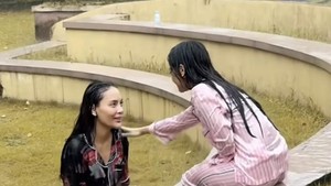 Fuji menyentuh bahu Erika sambil bercanda, momen kecil yang menunjukkan kedekatan mereka sebagai sahabat. Foto: Instagram Erika Carlina