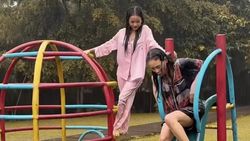Potret Fuji dan Erika Carlina Mandi Hujan: Bebas, Lepas-Kayak Masa Kecil