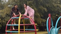 Potret Fuji dan Erika Carlina Mandi Hujan: Bebas, Lepas-Kayak Masa Kecil