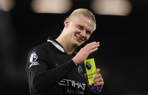 LONDON, ENGLAND - DECEMBER 02: Erling Haaland of Manchester City acknowledges the fans, whilst holding the Premier League Player of the Match award after the Premier League match between Fulham and Manchester City at Craven Cottage on December 02, 2025 in London, England. (Photo by Alex Pantling/Getty Images)