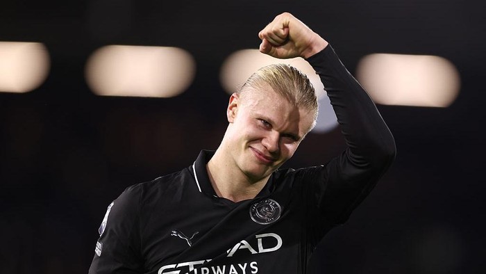 LONDON, ENGLAND - DECEMBER 2: Erling Haaland of Manchester City celebrates victory during the Premier League match between Fulham and Manchester City at Craven Cottage on December 2, 2025 in London, England. (Photo by Jacques Feeney/Offside/Offside via Getty Images)