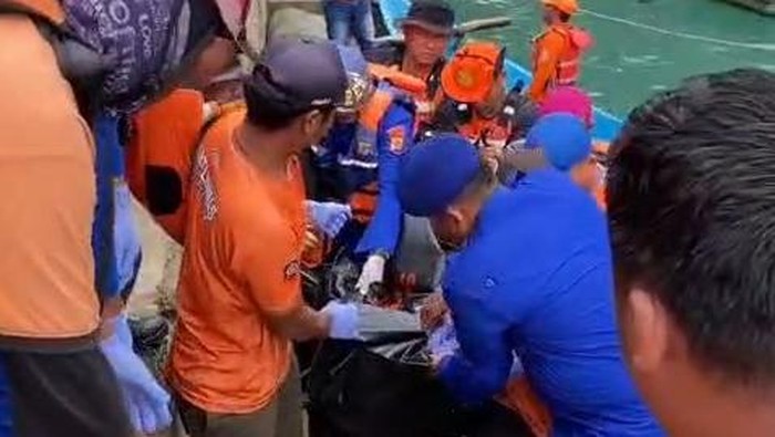 Tim SAR Gabungan saat mengevakuasi nelayan yang hilang di perairan Pantai Nguluran, Gunungkidul.