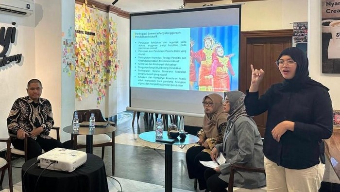 Perjuangan Fajri Teman Netra, Pernah Diragukan tapi Mampu Raih Gelar Master