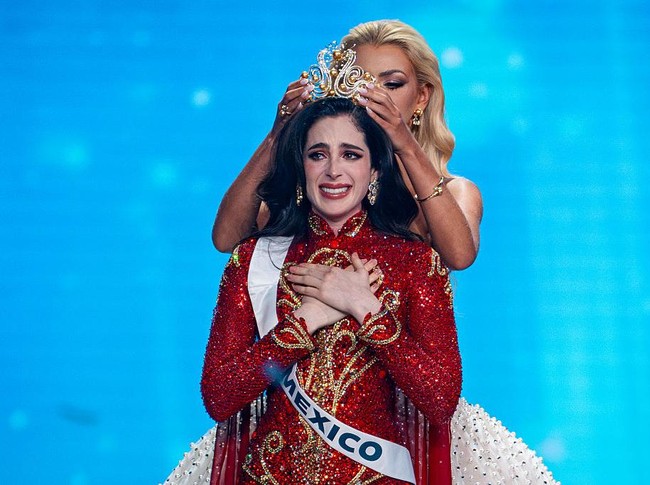 NONTHABURI, THAILAND - 2025/11/21: Fatima Bosch Fernández of Mexico (Center) is celebrated after winning the title of Miss Universe 2025 (74th edition) at the final competition held at IMPACT Challenger Hall 2 in Nonthaburi, Thailand. The new queen from Mexico claimed the crown, while the representative of the host country, Veena Praveenar Singh from Thailand, achieved the remarkable position of 1st Runner-Up. The Miss Universe 2025 (74th edition) pageant showcased a massive field of talent, with a total of 120 beautiful contestants from around the world participating in the competition. (Photo by Arnun Chonmahatrakool/Thai News Pix/LightRocket via Getty Images)