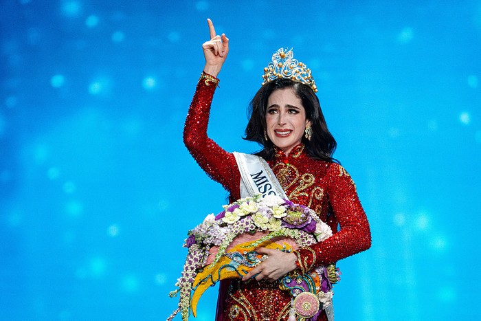 NONTHABURI, THAILAND - 2025/11/21: Fatima Bosch Fernández of Mexico (Center) is celebrated after winning the title of Miss Universe 2025 (74th edition) at the final competition held at IMPACT Challenger Hall 2 in Nonthaburi, Thailand. The new queen from Mexico claimed the crown, while the representative of the host country, Veena Praveenar Singh from Thailand, achieved the remarkable position of 1st Runner-Up. The Miss Universe 2025 (74th edition) pageant showcased a massive field of talent, with a total of 120 beautiful contestants from around the world participating in the competition. (Photo by Arnun Chonmahatrakool/Thai News Pix/LightRocket via Getty Images)