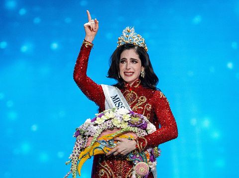 Fatima Bosch Menang Miss Universe 2025 NONTHABURI, THAILAND - 2025/11/21: Fatima Bosch Fernández of Mexico (Center) is celebrated after winning the title of Miss Universe 2025 (74th edition) at the final competition held at IMPACT Challenger Hall 2 in Nonthaburi, Thailand. The new queen from Mexico claimed the crown, while the representative of the host country, Veena Praveenar Singh from Thailand, achieved the remarkable position of 1st Runner-Up. The Miss Universe 2025 (74th edition) pageant showcased a massive field of talent, with a total of 120 beautiful contestants from around the world participating in the competition. (Photo by Arnun Chonmahatrakool/Thai News Pix/LightRocket via Getty Images)