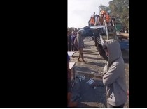 Viral Preman Diduga Jarah Truk Bantuan Banjir-Lempari Petugas di Tanjung Pura