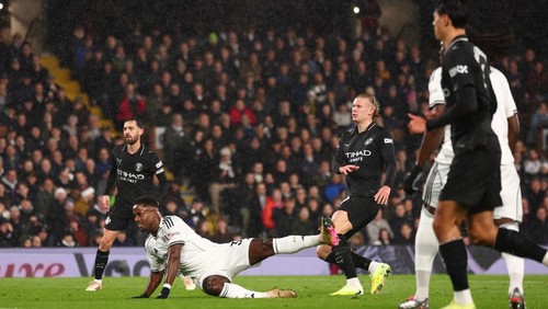 LONDON, ENGLAND - DECEMBER 2:Erling Haaland of Manchester City scores his sides first goal and his 100th for 0-1 during the Premier League match between Fulham and Manchester City at Craven Cottage on December 2, 2025 in London, United Kingdom. (Photo by Shaun Brooks - CameraSport via Getty Images)
