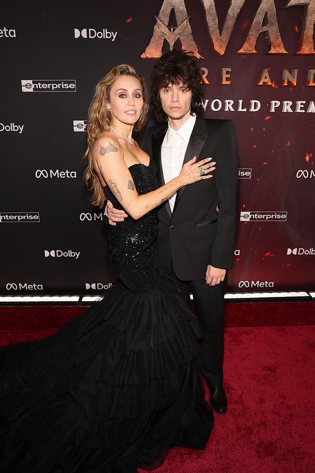 Menghadiri pemutaran perdana film ‘Avatar: Fire and Ash’ di Los Angeles, Amerika Serikat, pada Senin (1/12/2025), Miley Cyrus rupanya sekaligus membawa kabar bahagia. Ia diketahui telah bertunangan dengan sang kekasih, musisi Maxx Morando. (Foto: Jesse Grant/Getty Images for 20th Century Studios)