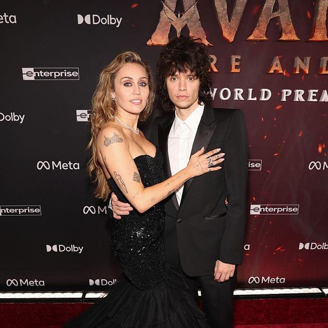 Foto: Miley Cyrus dan Maxx Morando Bertunangan, Pamer Mesra di Karpet Merah