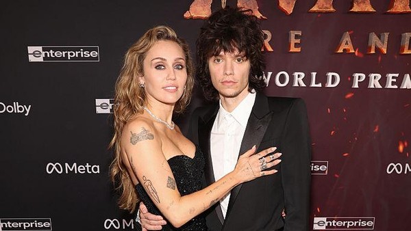 Foto: Miley Cyrus dan Maxx Morando Bertunangan, Pamer Mesra di Karpet Merah