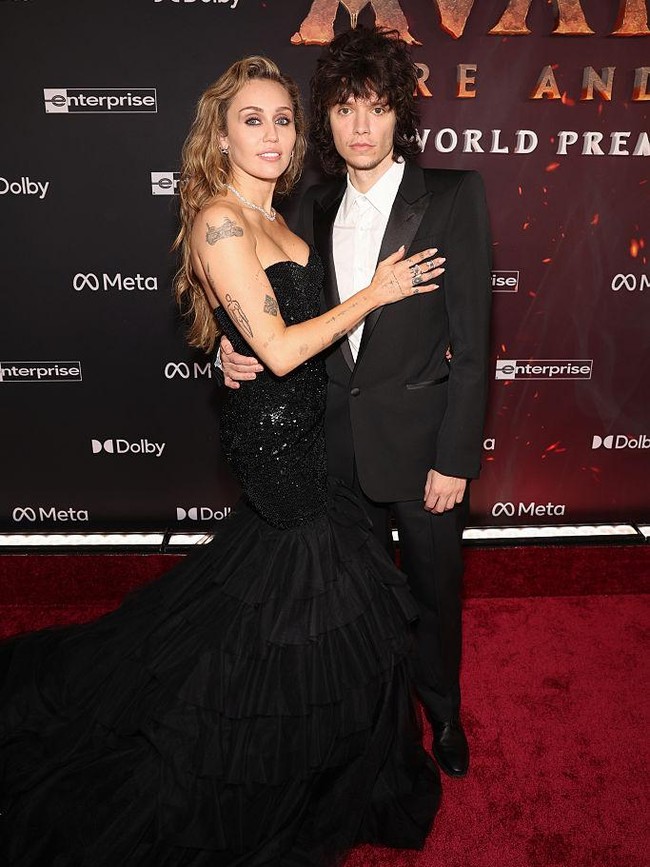 Foto: Miley Cyrus dan Maxx Morando Bertunangan, Pamer Mesra di Karpet Merah