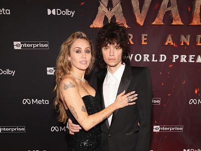 Foto: Miley Cyrus dan Maxx Morando Bertunangan, Pamer Mesra di Karpet Merah