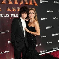 Dalam wawancara cover story untuk Vogue Inggris pada Juni 2023, Miley membagikan kisah manis tentang bagaimana ia dan Morando pertama kali bertemu.“Kami dijodohkan untuk kencan buta,” ujar bintang 33 tahun itu. Miley sebelumnya sempat bertunangan dua kali dengan Chris Hemsworth, lalu menikah pada 2017. Namun, pernikahan tersebut hanya bertahan setahun. Perceraian mereka baru final pada awal 2020. (Foto: Matei Horvath/GA/The Hollywood Reporter via Getty Images)