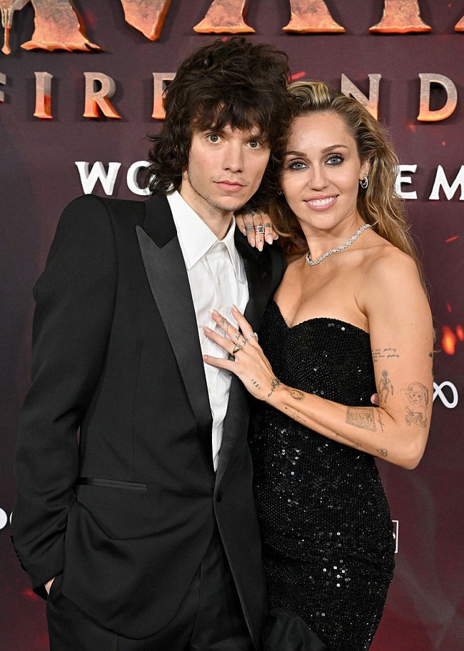 Baik Miley maupun Maxx tidak mengumumkan secara eksplisit tentang pertunangan mereka. Namun, cincin yang melingkar di jari manis tangan kiri Miley diyakini sebagai simbol bahwa pasangan tersebut akan menikah dalam waktu dekat. (Foto: Axelle/Bauer-Griffin/FilmMagic)