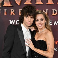 Baik Miley maupun Maxx tidak mengumumkan secara eksplisit tentang pertunangan mereka. Namun, cincin yang melingkar di jari manis tangan kiri Miley diyakini sebagai simbol bahwa pasangan tersebut akan menikah dalam waktu dekat. (Foto: Axelle/Bauer-Griffin/FilmMagic)