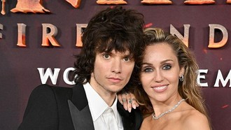 Detail Cincin Pertunangan Miley Cyrus, Emas Tebal Bertakhta Berlian Besar