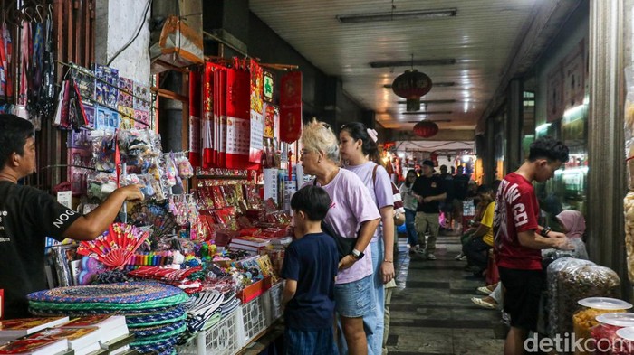 Kawasan Pecinan Glodok di Jakarta Barat kembali menunjukkan geliatnya sebagai salah satu destinasi wisata paling hidup di Ibu Kota. Aktivitas wisatawan yang memadati lorong-lorong Pecinan membuat kawasan ini kian semarak, sekaligus menggerakkan denyut ekonomi kreatif yang terus berkembang.