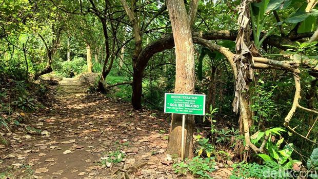 Gua Sri Bolong Kondisi Goa Sri Bolong untuk ritual mendatangkan rejeki di kompleks Gunung Selok, Desa Karangbenda, Kecamatan Adipala, Kabupaten Cilacap.