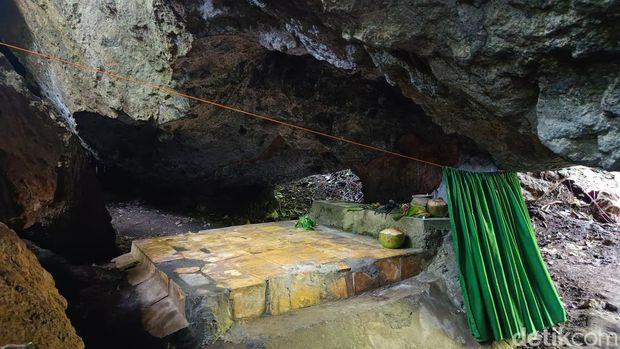 Gua Sri Bolong Kondisi Goa Sri Bolong untuk ritual mendatangkan rejeki di kompleks Gunung Selok, Desa Karangbenda, Kecamatan Adipala, Kabupaten Cilacap.