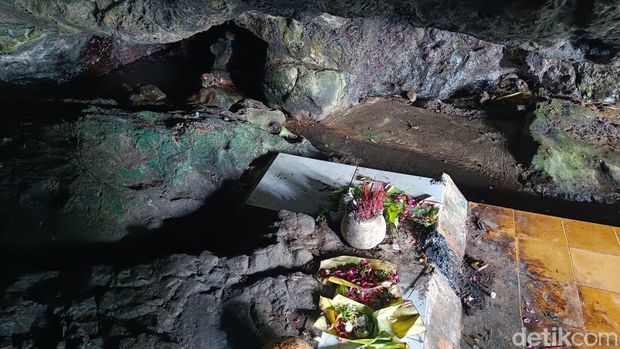 Gua Sri Bolong Kondisi Goa Sri Bolong untuk ritual mendatangkan rejeki di kompleks Gunung Selok, Desa Karangbenda, Kecamatan Adipala, Kabupaten Cilacap.