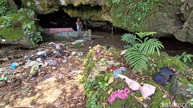 Gua Sri Bolong Kondisi Goa Sri Bolong untuk ritual mendatangkan rejeki di kompleks Gunung Selok, Desa Karangbenda, Kecamatan Adipala, Kabupaten Cilacap.