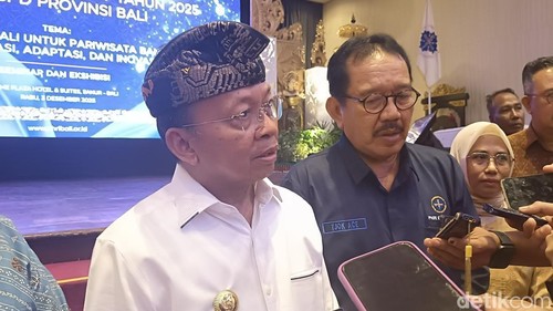 Gubernur Bali Wayan Koster dan Ketua PHRI Bali Tjokorda Oka Artha Ardana Sukawati saat ditemui di Denpasar, Bali pada Rabu (3/12/2025). (Ni Made Lastri Karsiani Putri-detikBali)