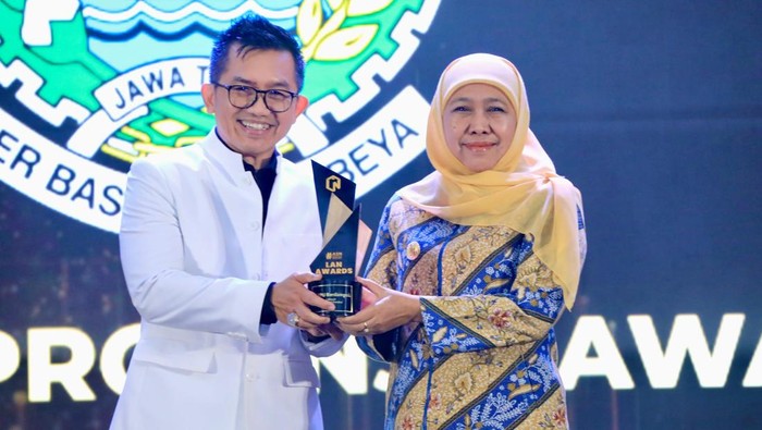 Khofifah Dinobatkan sebagai Transformational Leader pada LAN Awards 2025