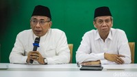 Dalam konferensi pers, Yahya didampingi Amin Said Husni (kanan) yang menggantikan Gus Ipul sebagai sekjen. Yahya mengklaim, Gus Ipul dirotasi karena jarang hadir ke kantor PBNU sejak menjabat sebagai Mensos. 