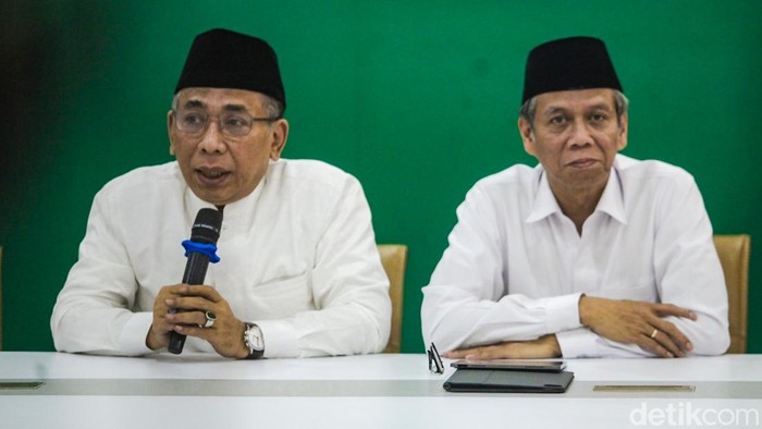 Gus Yahya bersama Amin Said Husni (kanan) dan Waketum PBNU Masyhuri Malik (kiri) memberikan pernyataan pers di gedung PBNU, Jakarta Pusat, Rabu (3/12/2025). Yahya mengklaim posisinya saat ini masih menjabat sebagai Ketum PBNU yang sah.