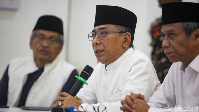 Gus Yahya bersama Amin Said Husni (kanan) dan Waketum PBNU Masyhuri Malik (kiri) memberikan pernyataan pers di gedung PBNU, Jakarta Pusat, Rabu (3/12/2025). Yahya mengklaim posisinya saat ini masih menjabat sebagai Ketum PBNU yang sah.