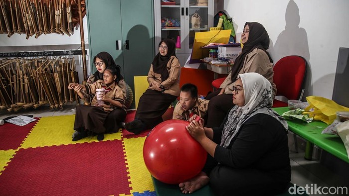 Sejumlah siswa siswi mengikuti kegiatan belajar di SLBN 09, Sunter, Jakarta Utara, Rabu (3/12/2025). Kegiatan belajar di SLBN 09 Sunter, Jakarta Utara, pada hari ini berlangsung lebih hangat dari biasanya. Sejak pagi, suasana sekolah tampak ramai oleh aktivitas siswa yang datang bersama orang tua dan guru pendamping.