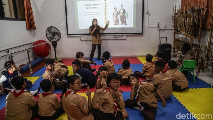 Sejumlah siswa siswi mengikuti kegiatan belajar di SLBN 09, Sunter, Jakarta Utara, Rabu (3/12/2025). Kegiatan belajar di SLBN 09 Sunter, Jakarta Utara, pada hari ini berlangsung lebih hangat dari biasanya. Sejak pagi, suasana sekolah tampak ramai oleh aktivitas siswa yang datang bersama orang tua dan guru pendamping.
