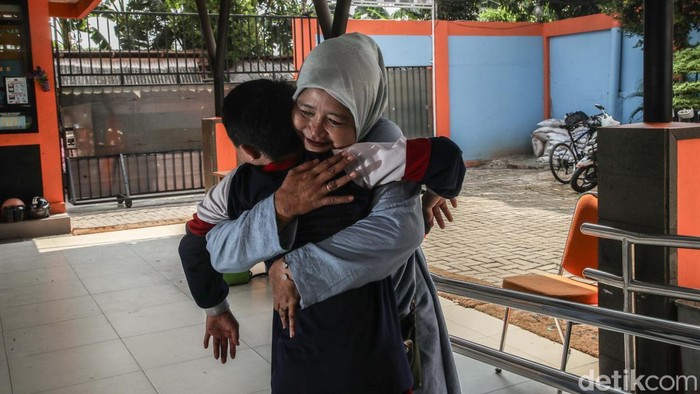 Sejumlah siswa siswi mengikuti kegiatan belajar di SLBN 09, Sunter, Jakarta Utara, Rabu (3/12/2025). Kegiatan belajar di SLBN 09 Sunter, Jakarta Utara, pada hari ini berlangsung lebih hangat dari biasanya. Sejak pagi, suasana sekolah tampak ramai oleh aktivitas siswa yang datang bersama orang tua dan guru pendamping.