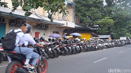 Ilustrasi - Suasana parkir kendaraan di barat Mataram Mall, Kota Mataram, NTB, beberapa waktu lalu. (Foto: Nathea Citra/detikBali)