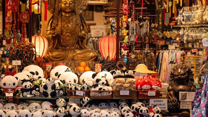 Tolak Belanja, 23 Turis Disekap Pemandu Wisata di Toko Oleh-oleh