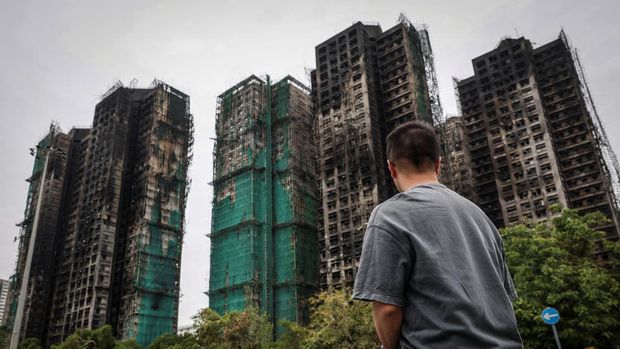 J Wong, putra Wong, pria berusia 71 tahun yang fotonya diambil saat kebakaran mematikan di Pengadilan Wang Fuk dalam foto Reuters yang dipublikasikan secara luas, berpose untuk foto di dekat kompleks perumahan selama wawancara di Tai Po, Hong Kong, Tiongkok, 30 November 2025. (REUTERS/Tyrone Siu)