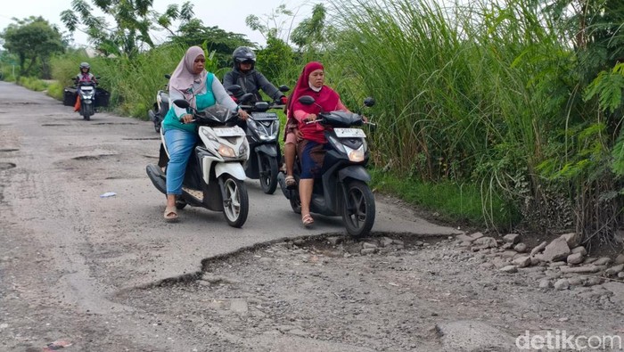 Jalan Raya Masangan Wetan, Sidoarjo Rusak Parah