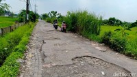 Kerusakan jalan di Jalan Raya Masangan Wetan, Kecamatan Sukodono, Sidoarjo, semakin memprihatinkan. Ruas yang rusak sepanjang kurang dari satu kilometer itu menjadi jalur alternatif penghubung Sukodono–Gedangan–Taman.