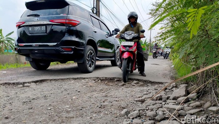 Bahaya! Lubang Jalan Masangan Wetan Sidoarjo Tak Terlihat di Musim Hujan