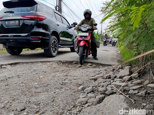 Bahaya! Lubang Jalan Masangan Wetan Sidoarjo Tak Terlihat di Musim Hujan