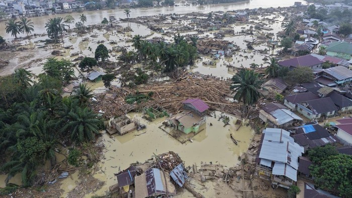 Foto udara dampak kerusakan pascabanjir bandang di Aceh Tamiang, Aceh, Selasa (2/12/2025). Banjir bandang yang melanda daerah itu pada Rabu (26/11) mengakibatkan 18 orang meninggal dunia dan tiga orang dinyatakan hilang serta merusak ribuan rumah warga sehingga menyebabkan 206.903 jiwa dari 51.726 kepala keluarga terpaksa mengungsi. ANTARA FOTO/Suhendra/Lmo/tom.